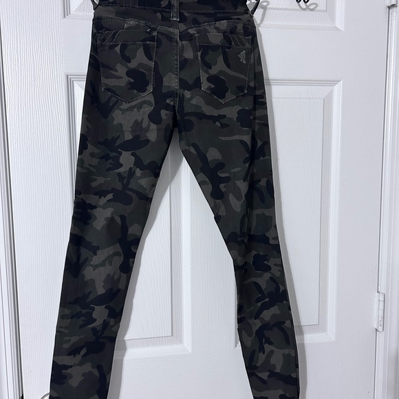 VIP Camouflage Pattern Jeans - Picture 2 of 3